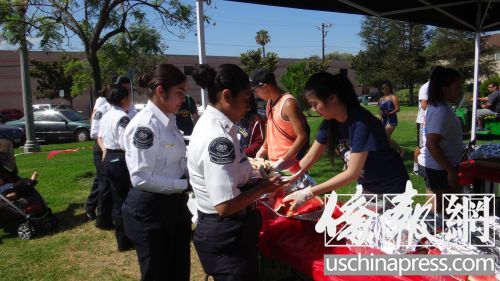 華裔女孩在史密斯公園做義工，為參加“兒童日”活動(dòng)的青少年提供免費(fèi)午餐。（美國(guó)《僑報(bào)》/高睿 攝）