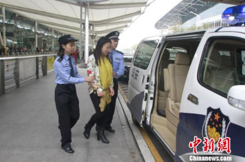 警方抓獲外逃經(jīng)濟犯罪嫌疑人。警方供圖
