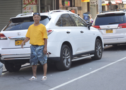 華埠游民眾多，給商家?guī)砝_。(美國《世界日報》／俞姝含 攝)