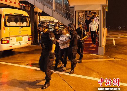 警方押解胡某霞的飛機(jī)在杭州落地。杭州警方供圖