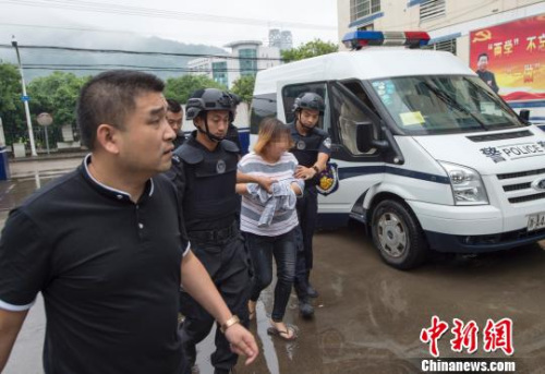 警方將胡某霞押解回國。 杭州警方供圖