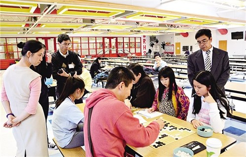 學生和家長在中文課程之余參加華夏中文學校組織的圍棋比賽等文娛活動。　華夏中文學校供圖