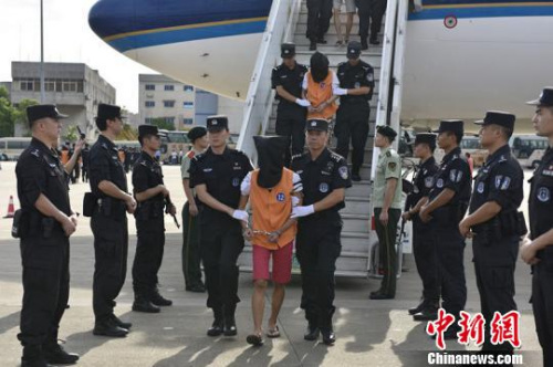 74名疑犯從柬埔寨押解回國(guó) 湘警 攝