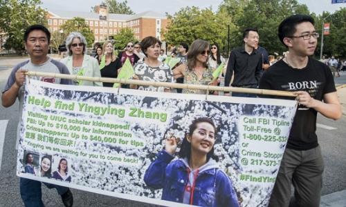 當(dāng)?shù)貢r(shí)間6月29日，美國(guó)伊利諾伊州，章瑩穎家人和朋友在為章瑩穎舉辦的祈禱集會(huì)上。 圖片來(lái)源：美聯(lián)社