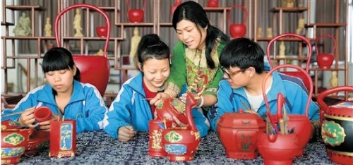 寧海一職徐為琴老師教學生制作泥金彩漆。