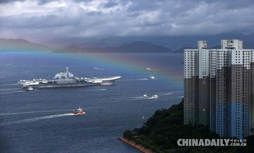 2017年7月7日上午，海軍遼寧艦航母編隊(duì)結(jié)束跨區(qū)機(jī)動(dòng)訓(xùn)練任務(wù)抵達(dá)香港，參加解放軍進(jìn)駐香港20周年慶?；顒?dòng)。（中國(guó)日?qǐng)?bào)記者 鄧永安 攝）圖片來(lái)源：中國(guó)日?qǐng)?bào)網(wǎng)