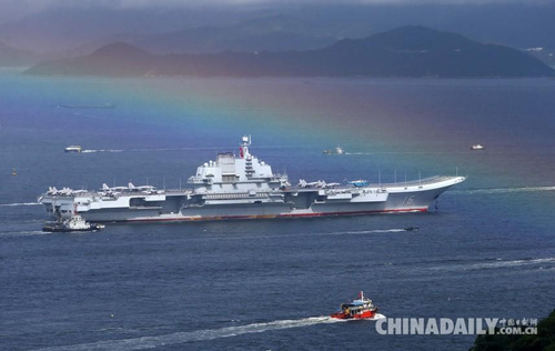 海軍遼寧艦航母編隊(duì)結(jié)束跨區(qū)機(jī)動(dòng)訓(xùn)練任務(wù)抵達(dá)香港。（中國(guó)日?qǐng)?bào)記者 鄧永安 攝）圖片來(lái)源：中國(guó)日?qǐng)?bào)網(wǎng)