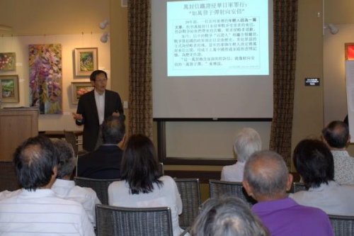 柴大定：80歲，博士，曾擔任美國新澤西州含德市市長 圖中柴大定正在美國圣地亞哥史維會演講“10000個正義的呼聲——童增書簡”