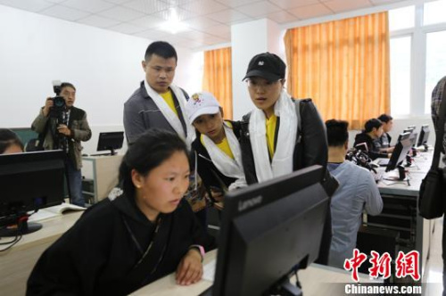 海外華僑華人子女參觀四川省藏文學(xué)校?！●R強(qiáng) 攝
