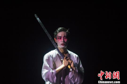 一個頗具“中國風(fēng)”的《哈姆雷特》日前在英國上演。來自北京的戲劇演員辛阱宇，用莎士比亞古典英文結(jié)合中國元素，演繹莎翁經(jīng)典?！≡?攝