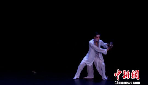 一個頗具“中國風(fēng)”的《哈姆雷特》日前在英國上演。來自北京的戲劇演員辛阱宇，用莎士比亞古典英文結(jié)合中國元素，演繹莎翁經(jīng)典?！≡?攝