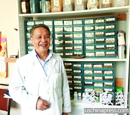 在北卡三角地區(qū)，李臻醫(yī)生的診所仍保留傳統(tǒng)的中草藥。（美國《僑報(bào)》/毛萇子 攝）