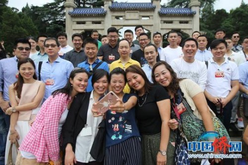 世界華裔杰出青年在博愛坊下合影留念。　<a target='_blank' >中新社</a>記者 泱波 攝