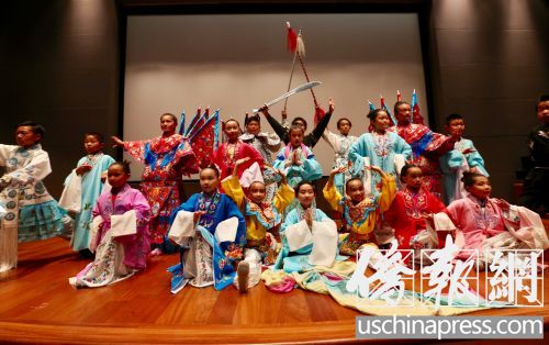“華夢(mèng)計(jì)劃”少兒京劇班的部分演員在臺(tái)上謝幕。（美國(guó)《僑報(bào)》/邱晨 攝）