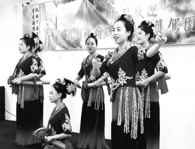 湄洲媽祖祖廟天后藝術(shù)團(tuán)進(jìn)行《海絲路·媽祖情》歌舞表演。