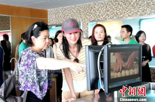 圖為華裔杰出青年參觀揚州“中餐繁榮基地”?！〈藜衙?攝