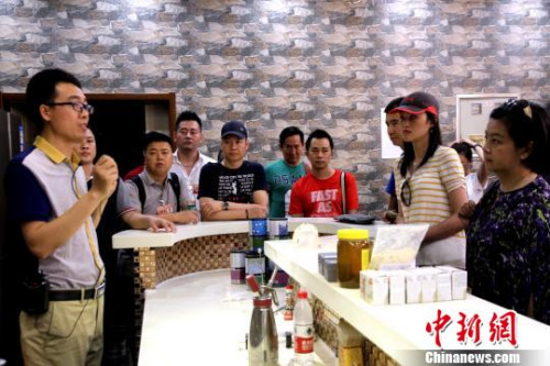 圖為華裔杰出青年參觀揚州“中餐繁榮基地”。　崔佳明 攝