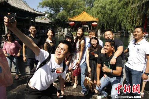 80名華裔杰出青年領(lǐng)略“天下第一泉”趵突泉“三泉噴涌”的奇觀?！∩骋婟?攝