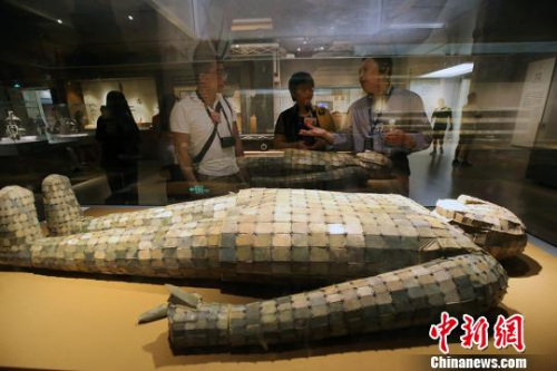 華裔杰出青年參觀展出的文物?！°蟛?攝