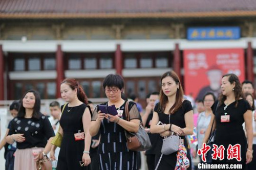 華裔杰出青年走進(jìn)南京博物院。　泱波 攝