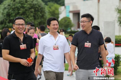 華裔杰出青年相互交談?！°蟛?攝