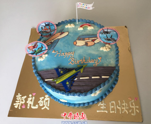 制作完成的生日蛋糕，很個(gè)性。（希臘《中希時(shí)報(bào)》）