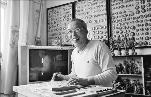 圖為翟孟義和他的作品。 省非遺保護中心提供