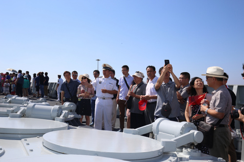 長春艦上的中國人民解放軍海軍官兵。（法國《歐洲時報》/ 張銳 攝）