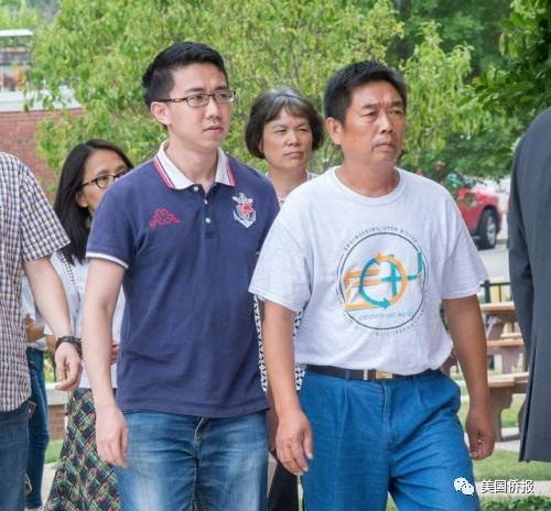 第二次聆訊，章瑩穎男友(左一)和父親(右一)進入香檳聯(lián)邦法庭前。