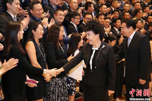 圖為國務(wù)院僑辦主任裘援平與代表握手。<a target='_blank' >中新社</a>記者 韓海丹 攝