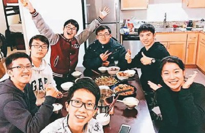 感恩節(jié)假期，王子銘(右三)和一同游學(xué)的伙伴兒們，在租借的房子里一起做飯。