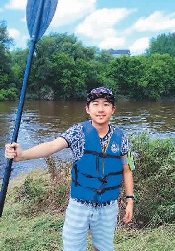 戚浩然認(rèn)為留學(xué)生活有遺憾才更值得回味。圖為戚浩然在格蘭德河漂流時(shí)留影。
