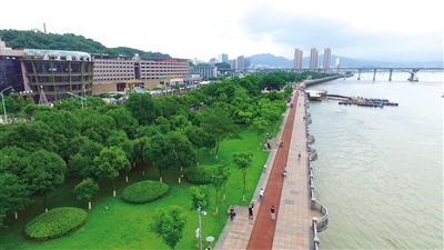 鹿城區(qū)甌江南岸綠道 甌江南岸綠道是主城區(qū)主要綠道。綠道沿線配套設(shè)施齊全，沿線江景優(yōu)美，與甌北鎮(zhèn)、“中國(guó)四大名嶼”江心嶼隔江相望，綠道植物種類繁多，層次豐富，季相明顯，同時(shí)重要節(jié)點(diǎn)位置正逐步增設(shè)自然花境，為市民提供了一個(gè)舒適、悠閑、游憩的場(chǎng)所。