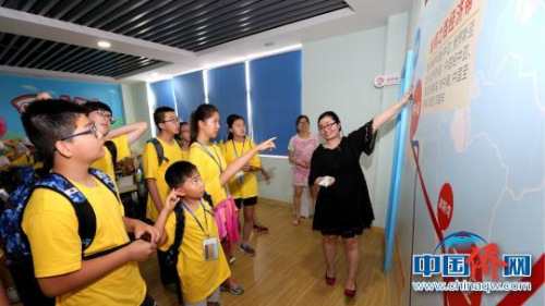 7月13日，桂林坤鶴文化傳播有限公司員工向海外華裔青少年介紹公司文化?！∨崂?攝