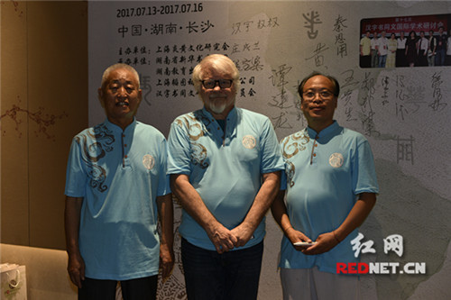 “漢字叔叔”希爾斯(圖中)也來了，他是美國人，他說，每個(gè)漢字里面都有故事。