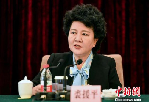 國務(wù)院僑辦主任裘援平出席會議并發(fā)表講話?！⑿?攝
