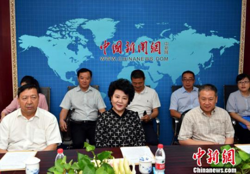 國務(wù)院僑辦主任裘援平(中)到<a target='_blank' >中新社</a>新疆分社調(diào)研。 劉新 攝