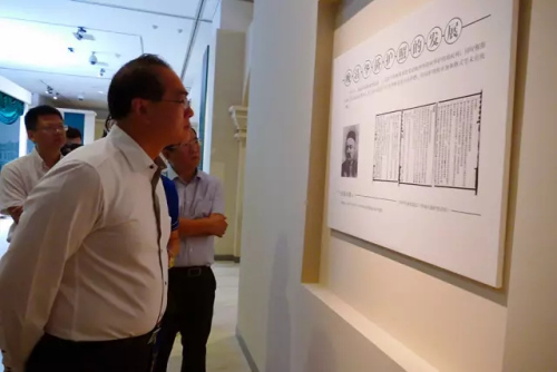 中國國務(wù)院僑務(wù)辦公室副主任郭軍在北京首都博物館參觀華僑護照專題展。