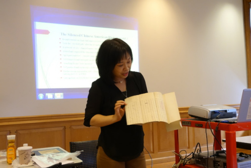 張慧余展示幫助買假身分來美應(yīng)對(duì)移民官提問的指導(dǎo)手冊(cè)。（來源：美國《世界日?qǐng)?bào)》/金春香/攝影）