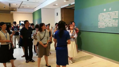 開展當(dāng)日下午，國家圖書館陳列展覽部全體人員參觀華僑護照展。