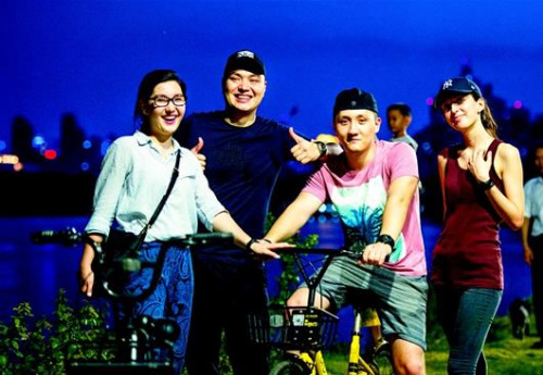 圖為東湖綠道合影。左起，老二陳琳、老大陳強(qiáng)、老三陳剛、陳強(qiáng)的女友詹寧。