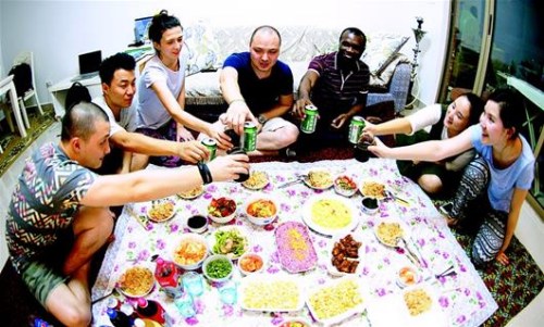 圖為陳強(qiáng)邀暑期留漢的同事來(lái)家里聚餐。