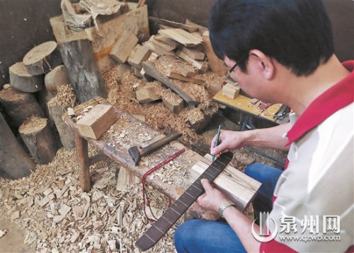 無需圖紙，傳統(tǒng)佛像形態(tài)和雕塑技藝早已刻在了蔡永躍的腦子里。