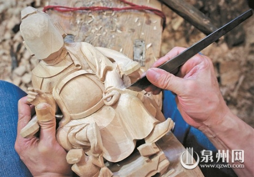 他手持各式刀具，精雕細(xì)琢。