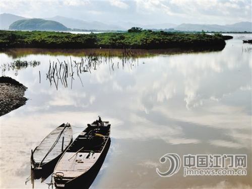 紅樹(shù)林邊上的灘涂。 梁國(guó)凡 攝