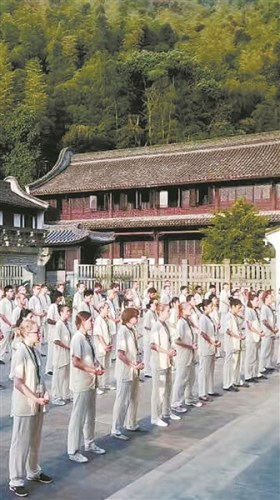 外國(guó)友人學(xué)練武術(shù)。