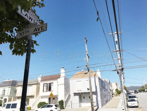 上周在日落區(qū)Lawton街近第30街發(fā)生的金光黨騙案，在騙徒的黑色汽車內(nèi)交換財(cái)物，警方呼吁鄰近民居提供資料。(美國《世界日?qǐng)?bào)》/李秀蘭 攝)
