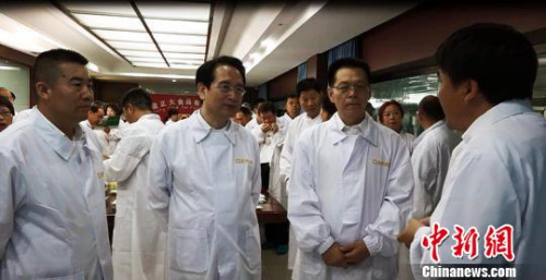 18日，來新疆參加全國僑務(wù)援疆工作會議的國務(wù)院僑辦副主任譚天星一行，到新疆生產(chǎn)建設(shè)兵團(tuán)第六師五家渠市調(diào)研兵團(tuán)僑務(wù)工作情況?！〖浇?攝