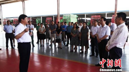 18日，譚天星一行參觀銀豐農(nóng)機(jī)裝備公司廠區(qū)?！〖浇?攝