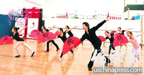 董嵐在舞蹈教學(xué)中。(美國(guó)《僑報(bào)》/于麗娜 攝)